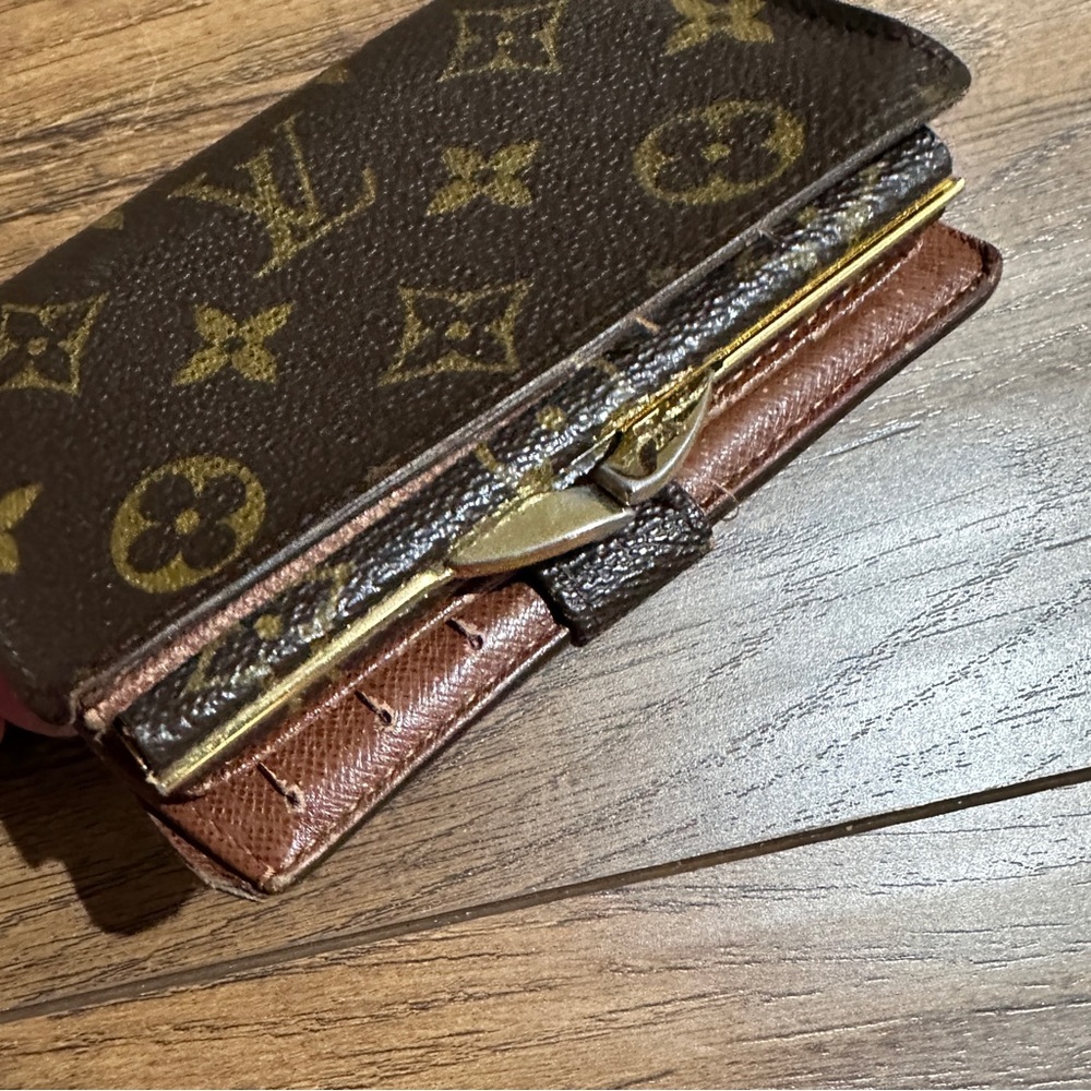 AUTHENTIC Louis Vuitton wallet. Monogram pattern. - Picture 8 of 16